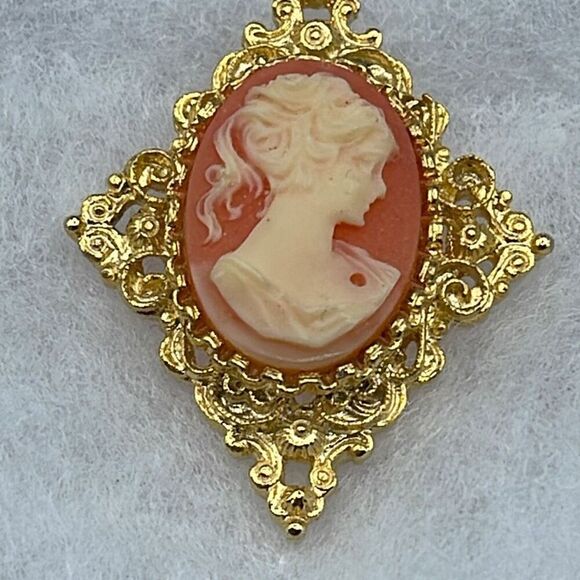 Vintage Gerry’s cameo brooch with ornate frame. - Picture 2 of 10
